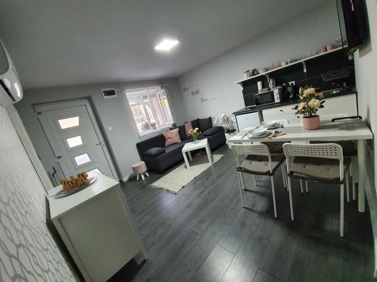 Sunny Garden Apartment